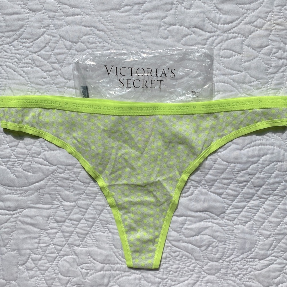 Victoria’s Secret Thong Panties Sz M NWT